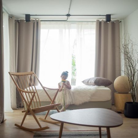 Mini-Me Hubs, Charm Suites & Pool In Old City Chiang Mai Exteriör bild