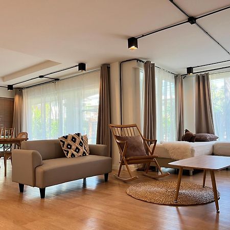 Mini-Me Hubs, Charm Suites & Pool In Old City Chiang Mai Exteriör bild