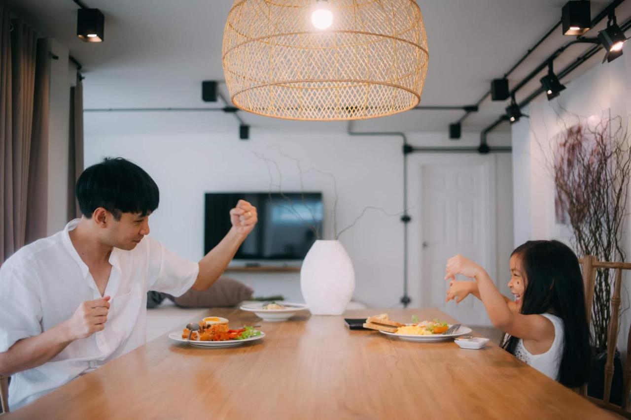 Mini-Me Hubs, Charm Suites & Pool In Old City Chiang Mai Exteriör bild