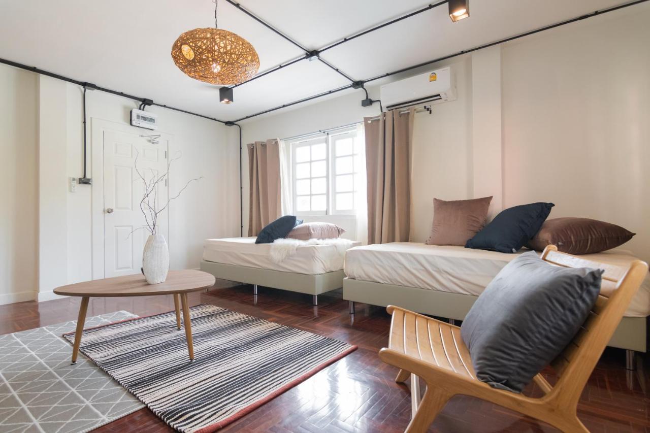 Mini-Me Hubs, Charm Suites & Pool In Old City Chiang Mai Exteriör bild