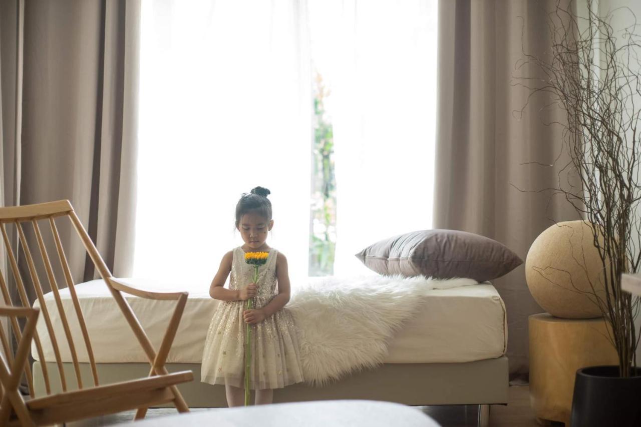 Mini-Me Hubs, Charm Suites & Pool In Old City Chiang Mai Exteriör bild