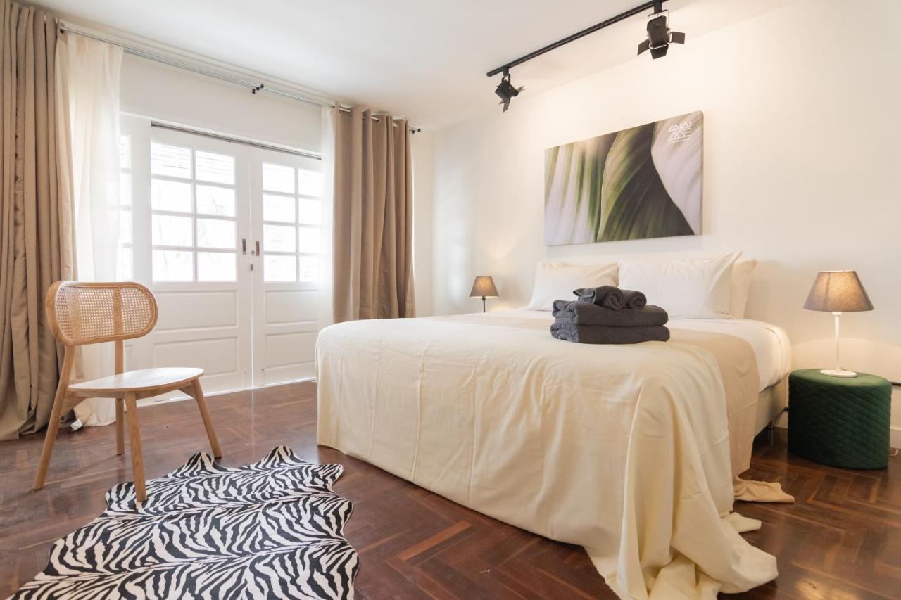 Mini-Me Hubs, Charm Suites & Pool In Old City Chiang Mai Exteriör bild
