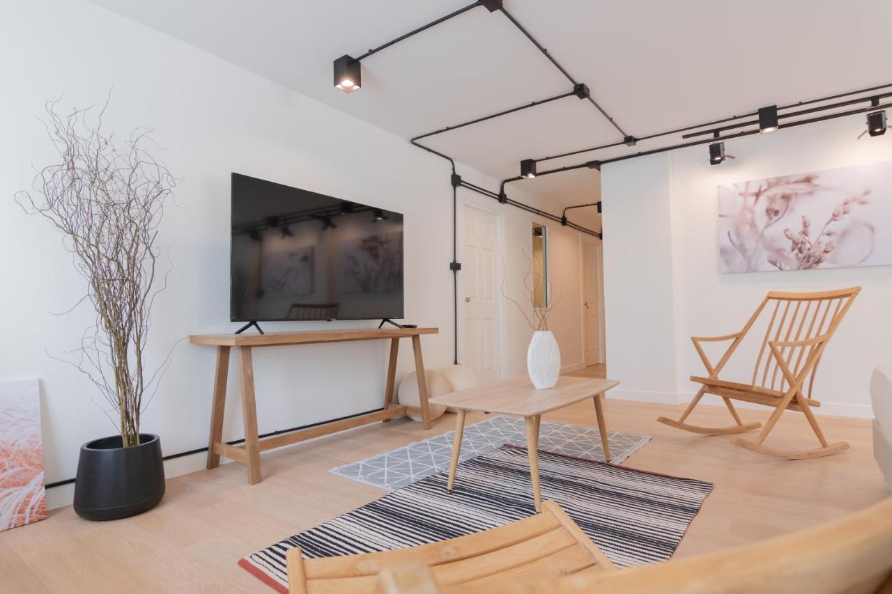 Mini-Me Hubs, Charm Suites & Pool In Old City Chiang Mai Exteriör bild