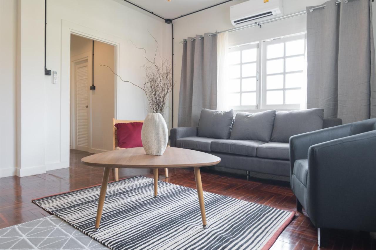 Mini-Me Hubs, Charm Suites & Pool In Old City Chiang Mai Exteriör bild