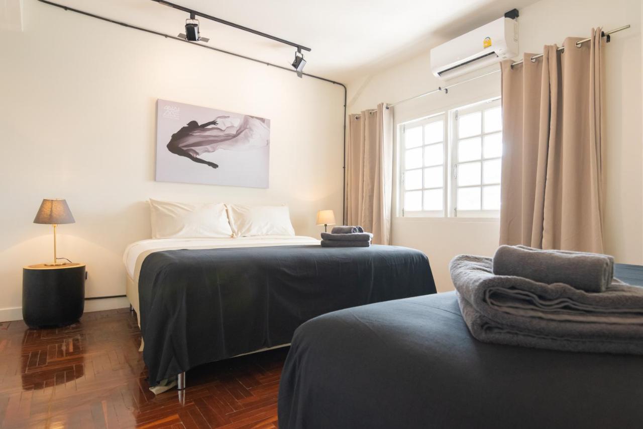 Mini-Me Hubs, Charm Suites & Pool In Old City Chiang Mai Exteriör bild