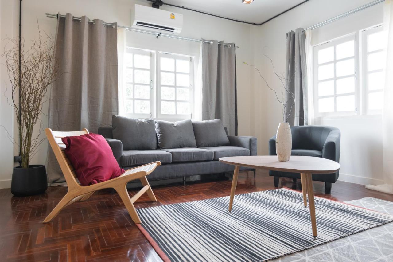 Mini-Me Hubs, Charm Suites & Pool In Old City Chiang Mai Exteriör bild