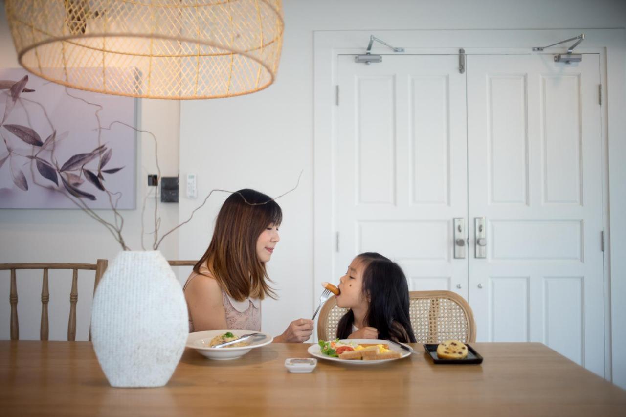 Mini-Me Hubs, Charm Suites & Pool In Old City Chiang Mai Exteriör bild