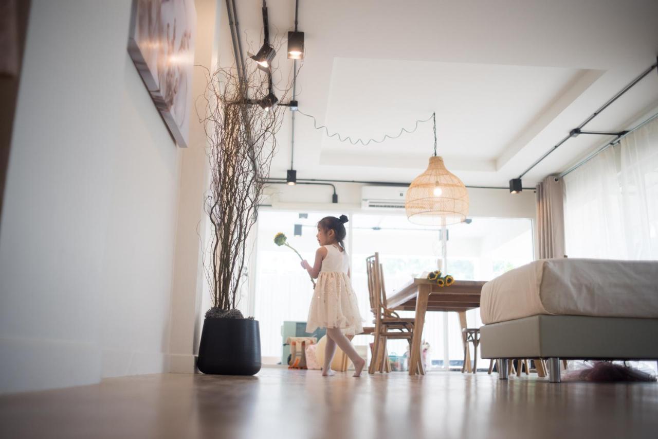 Mini-Me Hubs, Charm Suites & Pool In Old City Chiang Mai Exteriör bild