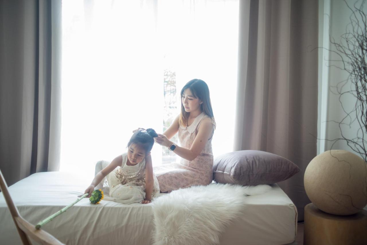 Mini-Me Hubs, Charm Suites & Pool In Old City Chiang Mai Exteriör bild
