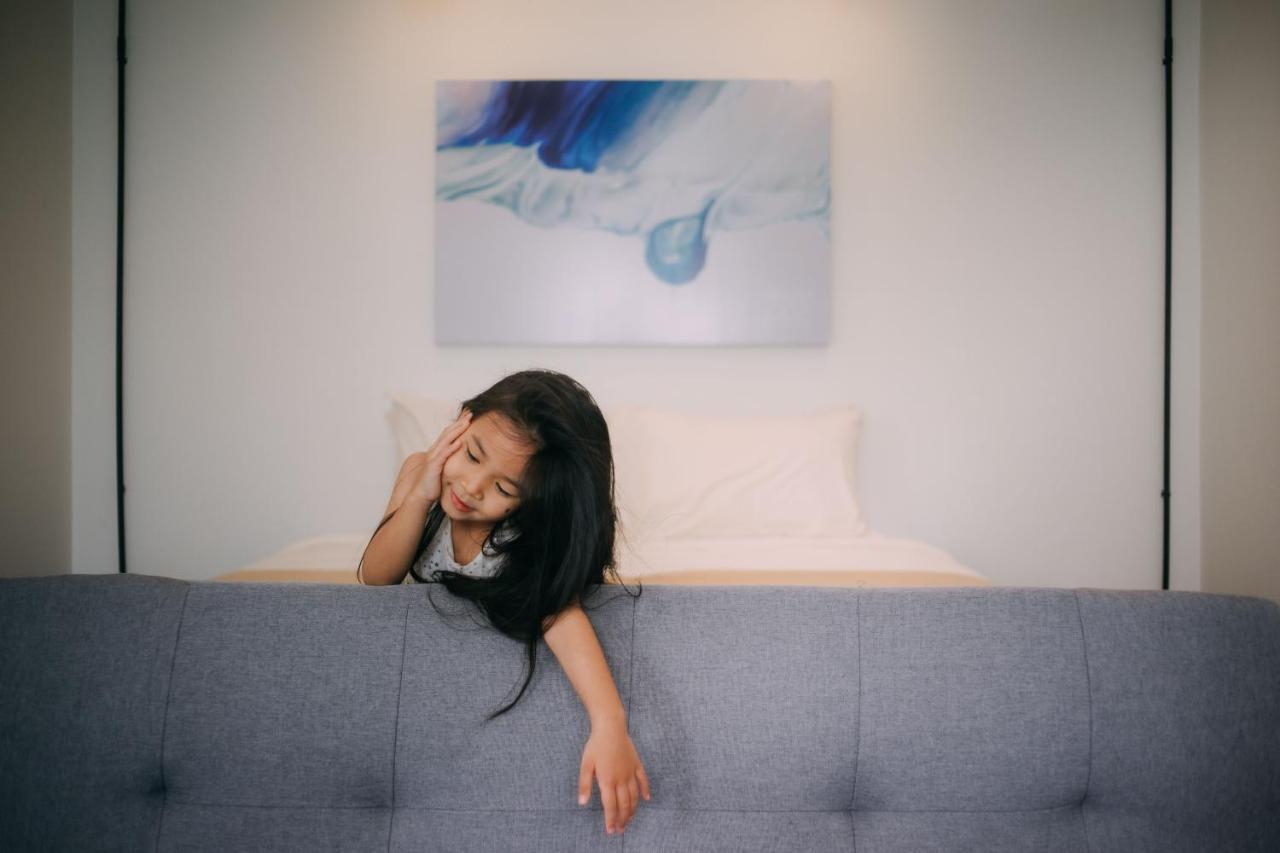 Mini-Me Hubs, Charm Suites & Pool In Old City Chiang Mai Exteriör bild