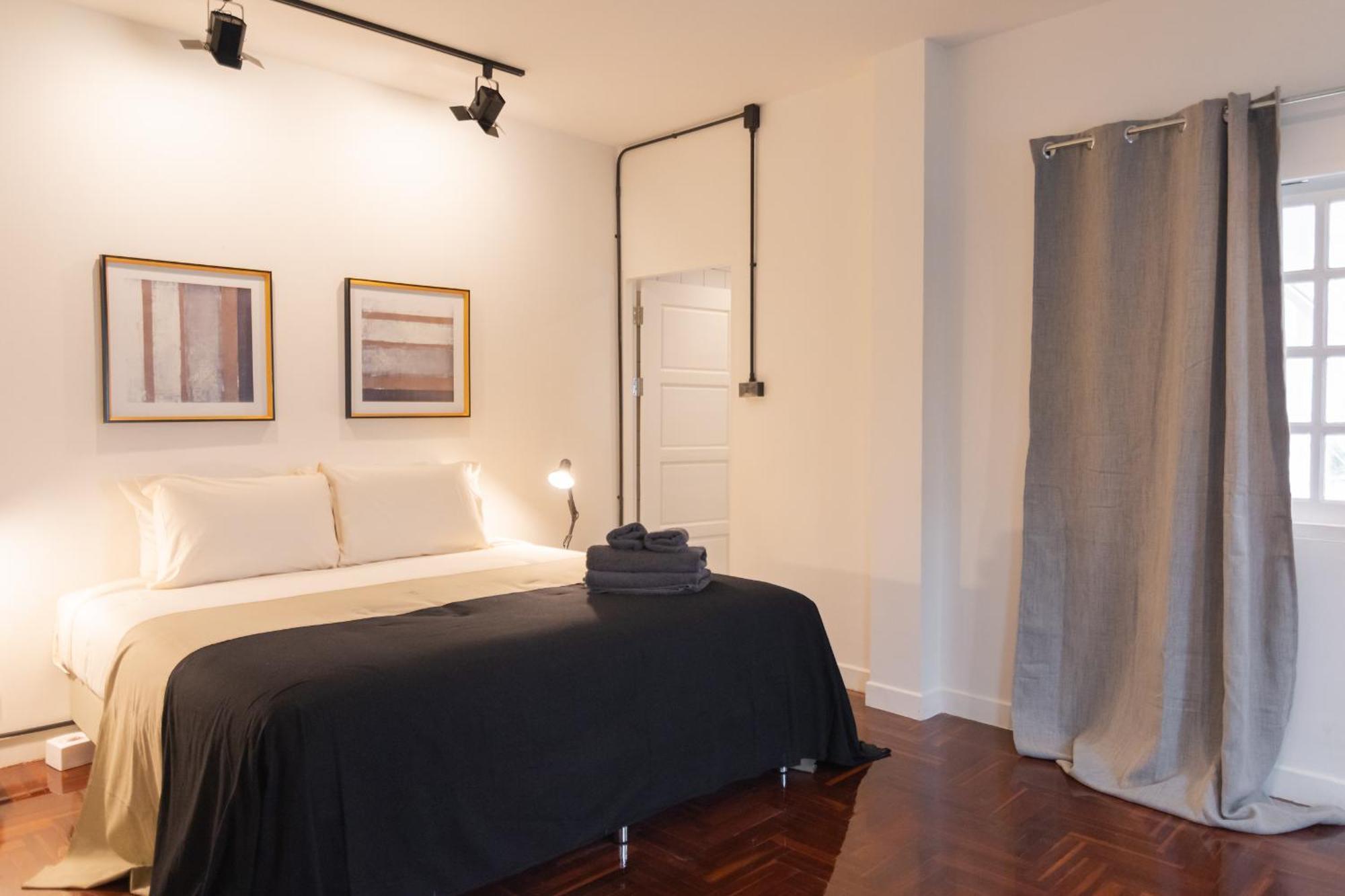 Mini-Me Hubs, Charm Suites & Pool In Old City Chiang Mai Exteriör bild
