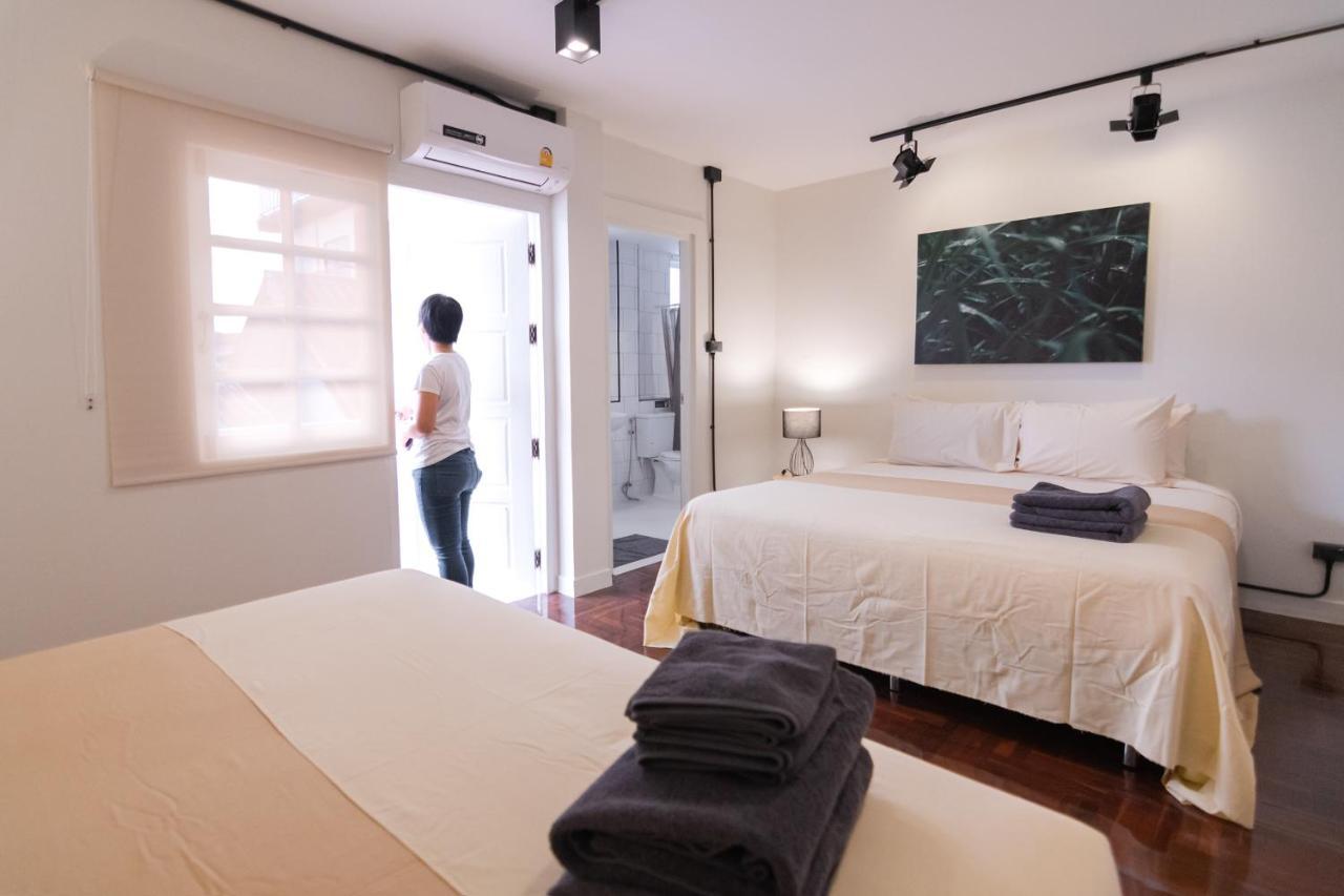 Mini-Me Hubs, Charm Suites & Pool In Old City Chiang Mai Exteriör bild