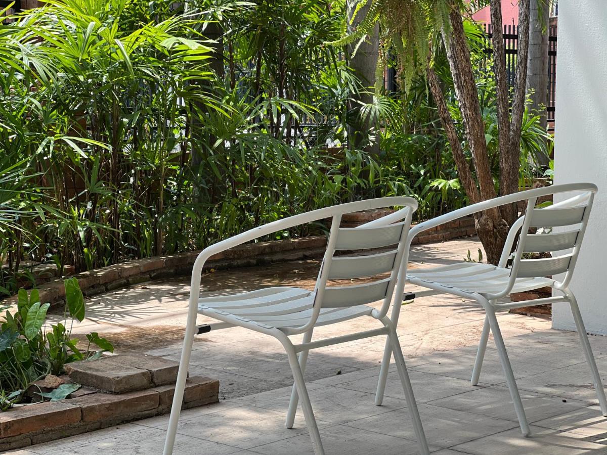 Mini-Me Hubs, Charm Suites & Pool In Old City Chiang Mai Exteriör bild