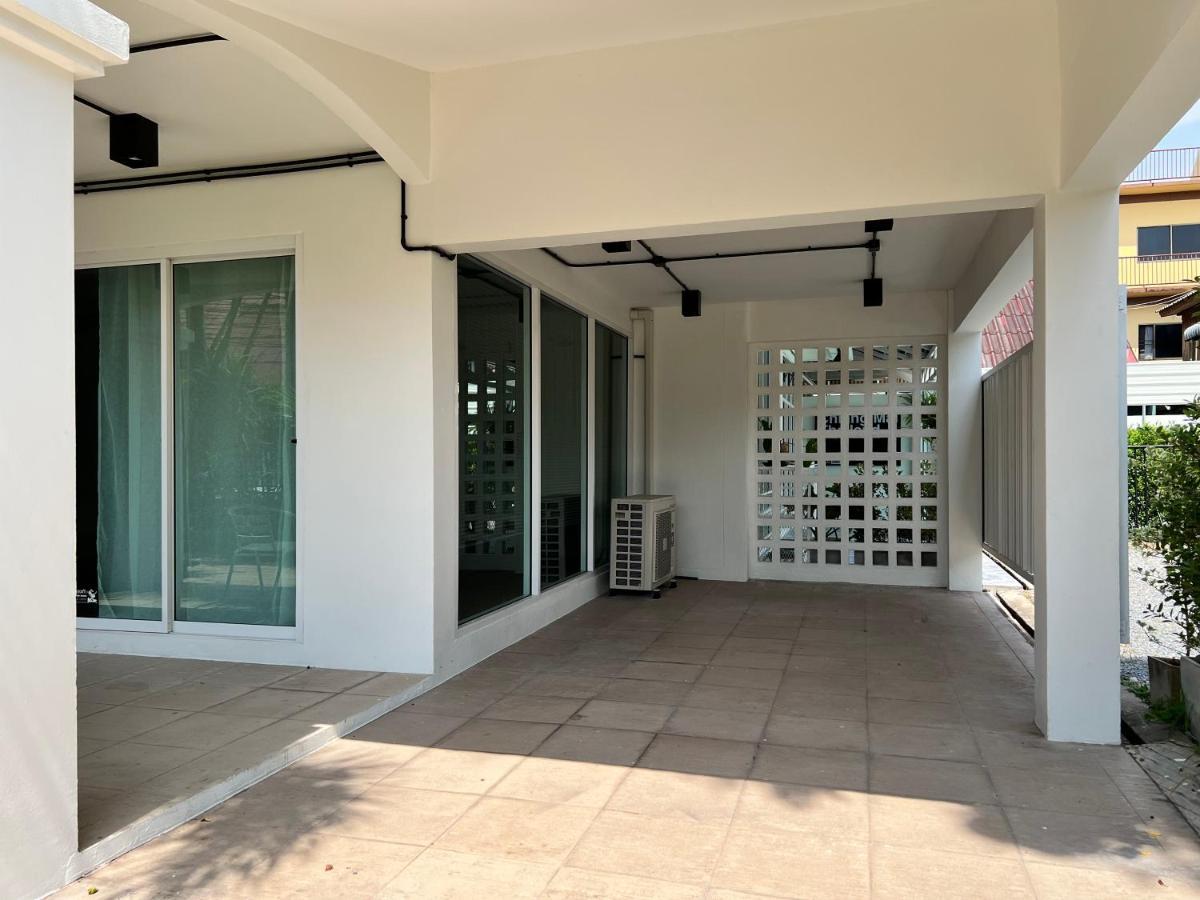 Mini-Me Hubs, Charm Suites & Pool In Old City Chiang Mai Exteriör bild