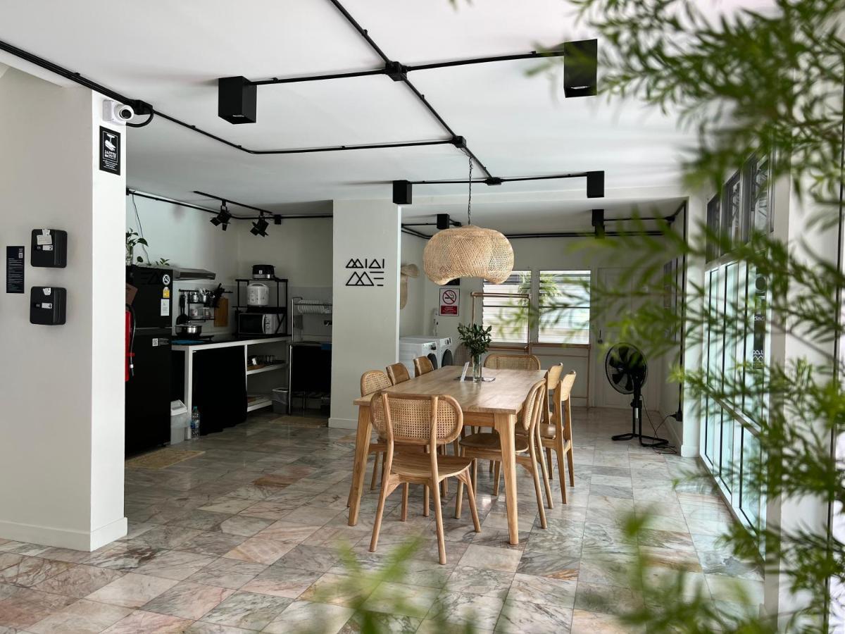Mini-Me Hubs, Charm Suites & Pool In Old City Chiang Mai Exteriör bild
