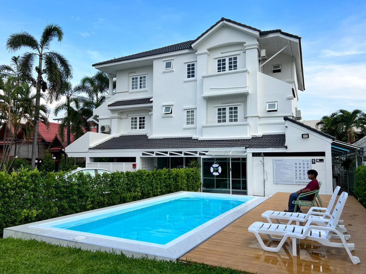 Mini-Me Hubs, Charm Suites & Pool In Old City Chiang Mai Exteriör bild