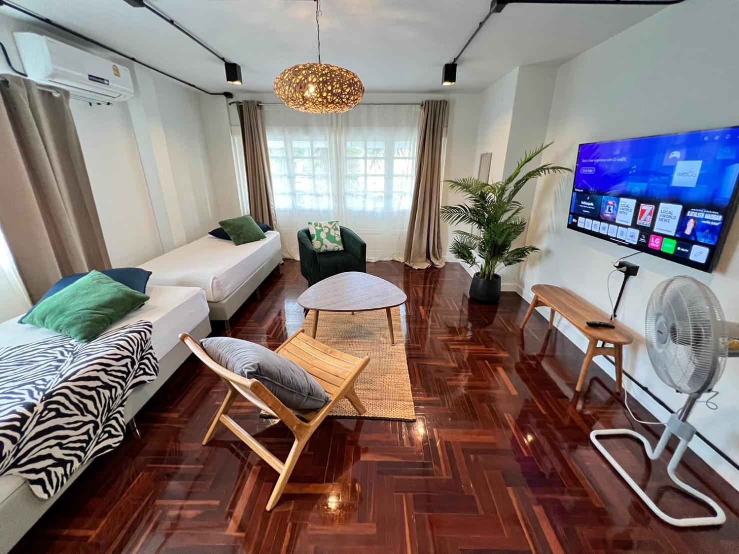 Mini-Me Hubs, Charm Suites & Pool In Old City Chiang Mai Exteriör bild