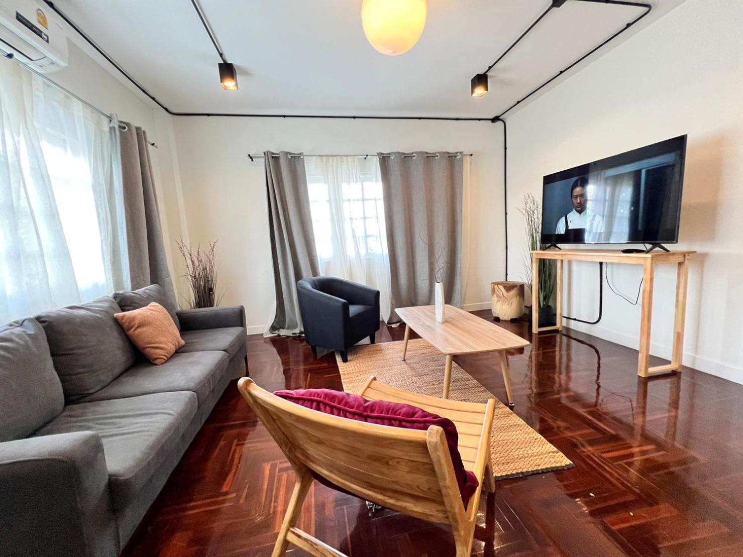 Mini-Me Hubs, Charm Suites & Pool In Old City Chiang Mai Exteriör bild
