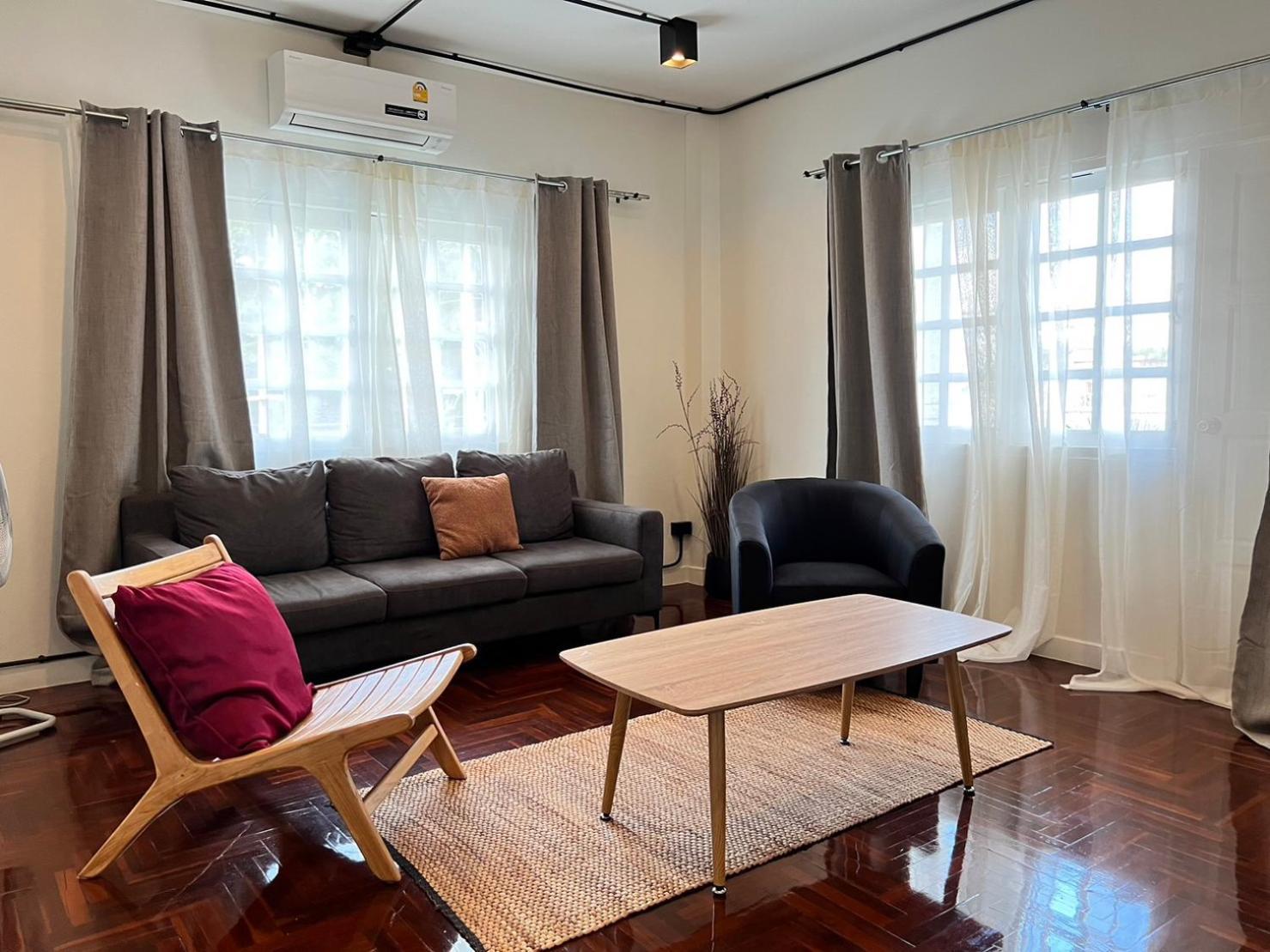 Mini-Me Hubs, Charm Suites & Pool In Old City Chiang Mai Exteriör bild