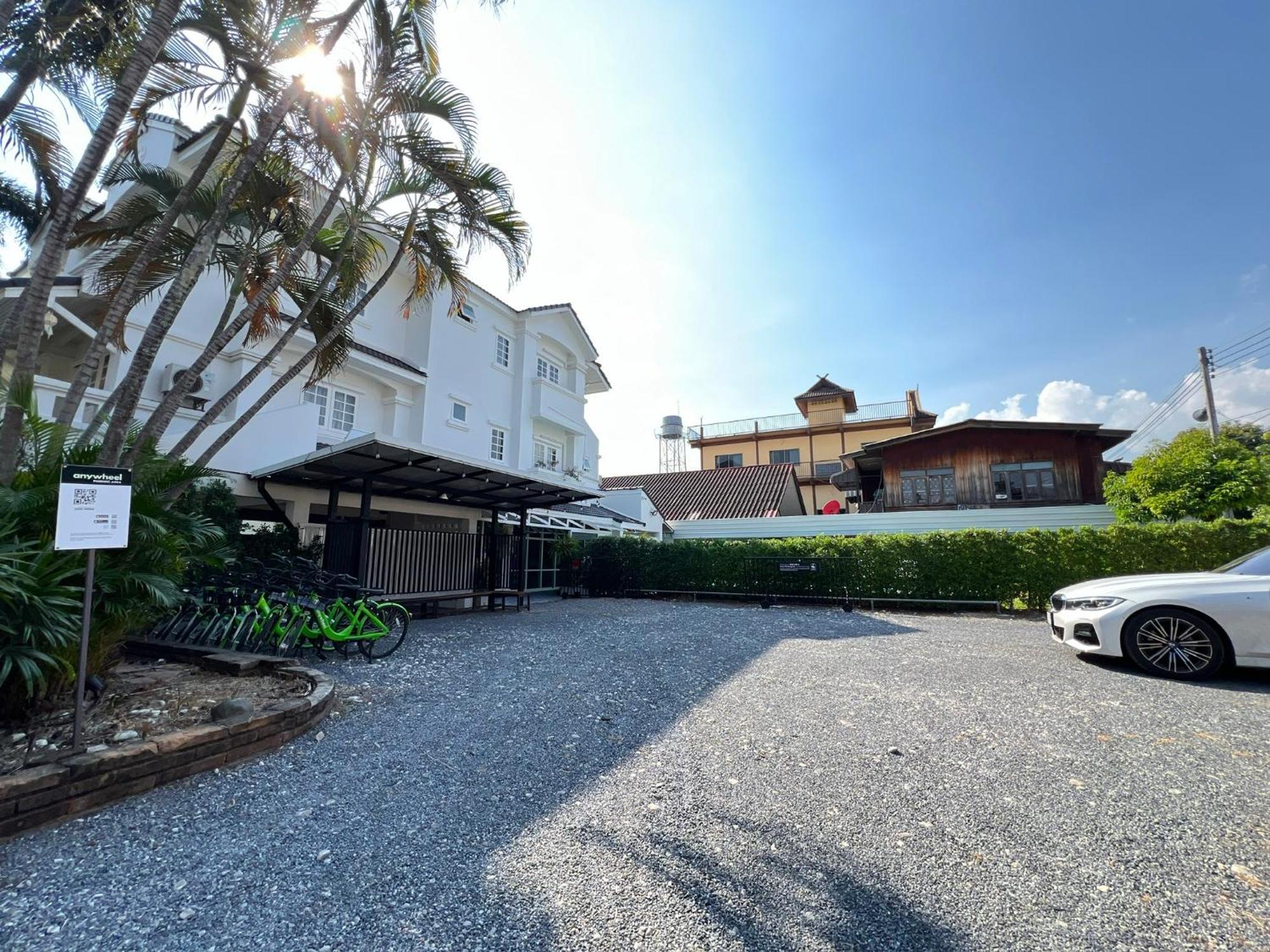 Mini-Me Hubs, Charm Suites & Pool In Old City Chiang Mai Exteriör bild