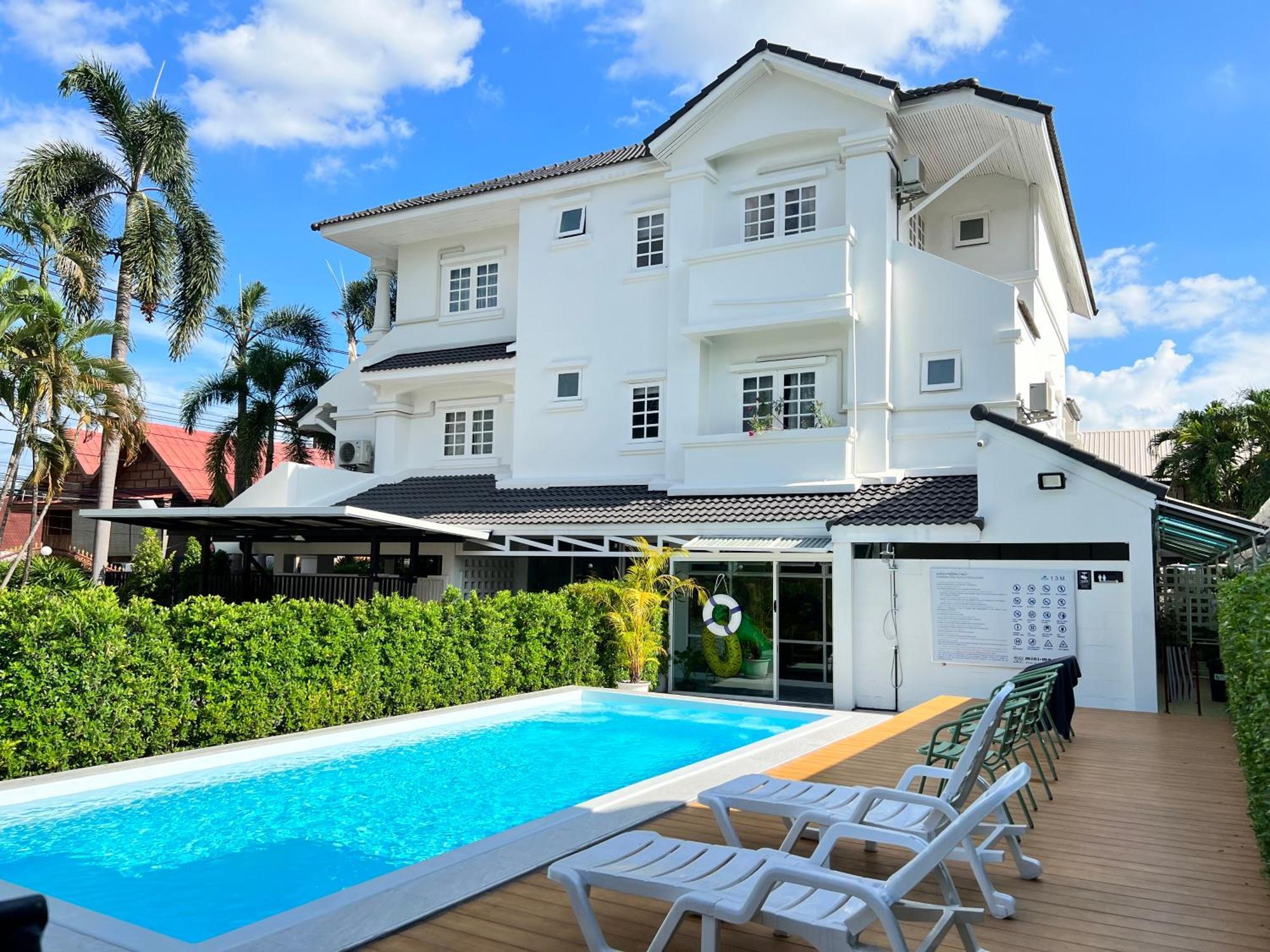 Mini-Me Hubs, Charm Suites & Pool In Old City Chiang Mai Exteriör bild