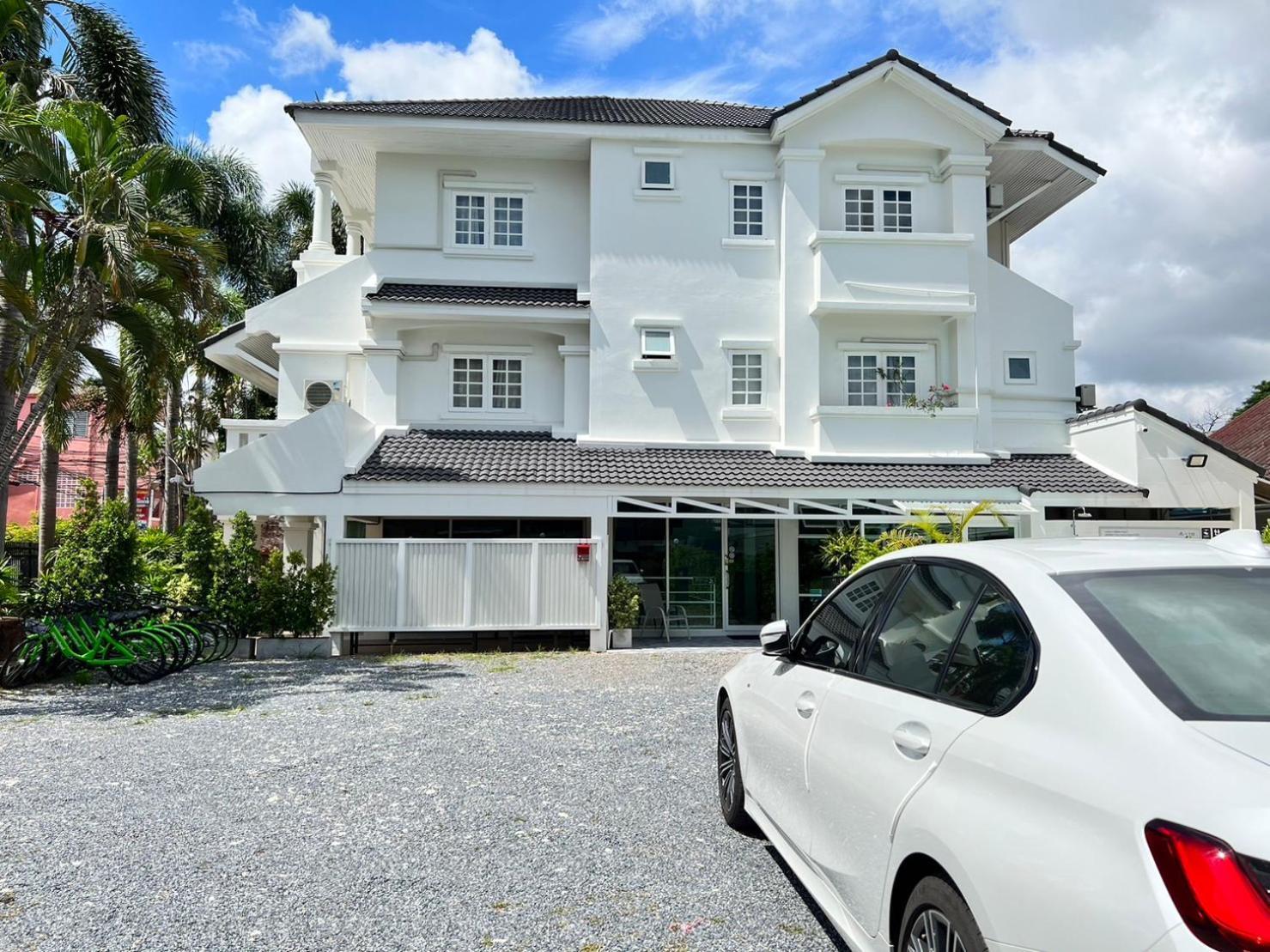 Mini-Me Hubs, Charm Suites & Pool In Old City Chiang Mai Exteriör bild