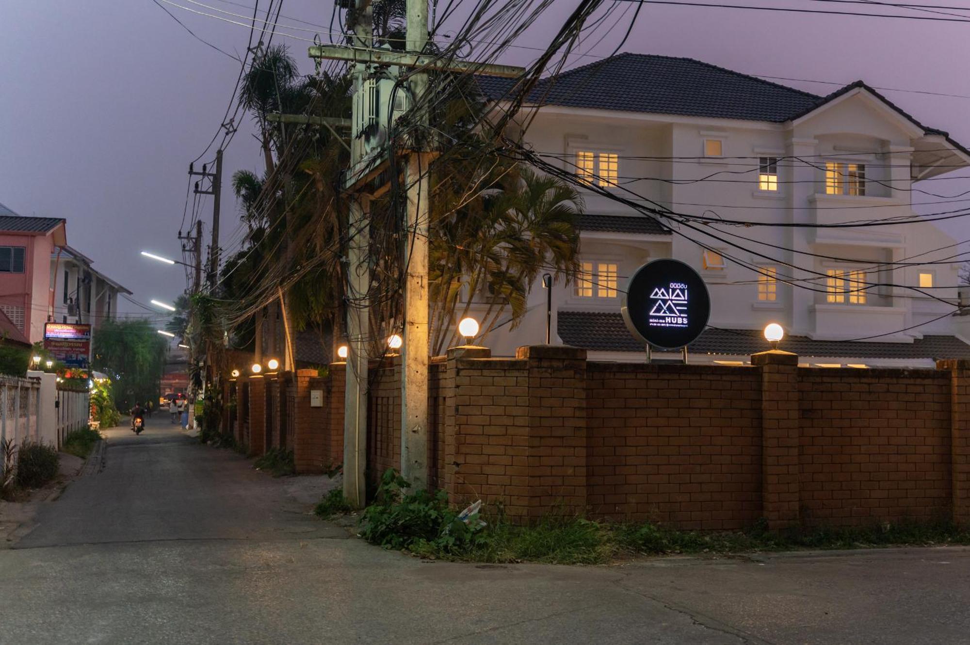 Mini-Me Hubs, Charm Suites & Pool In Old City Chiang Mai Exteriör bild